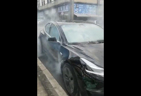 A Tesla Model S in smoke sparks widespread concern in China-CnEVPost
