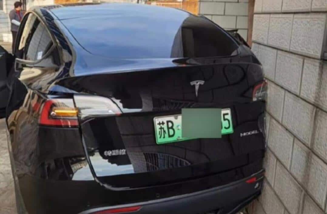 Tesla vehicle reportedly flies over 10-meter-wide river in latest accident-CnEVPost