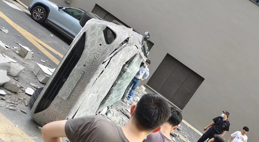 NIO becomes trending topic in China after vehicle falls out of building-CnEVPost
